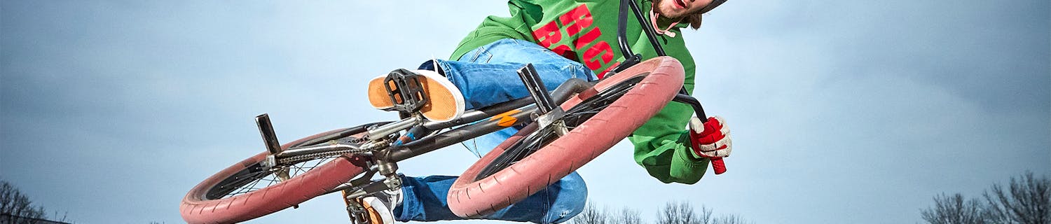 Mann på mountainbike i skatepark fotografert med blits